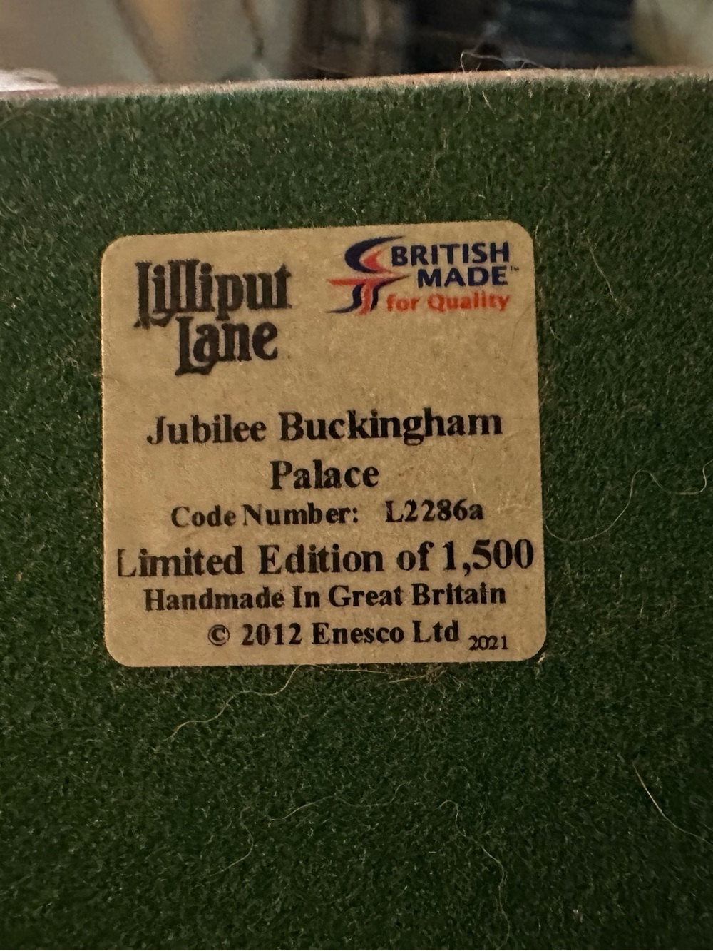 Gold and Cream Buckingham Palace Commemorative Sculpture - Unbranded - Picture 3 of 3